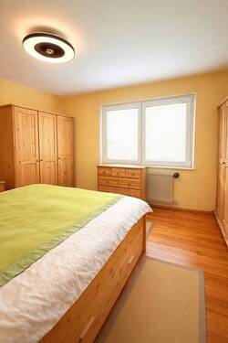 Helles Schlafzimmer mit Holzbetten und Möbeln.jpg - 
