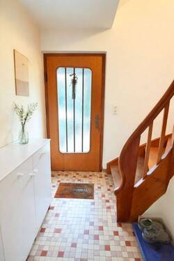 Einladender Flur mit Holzstuhl und Vase.jpg - 