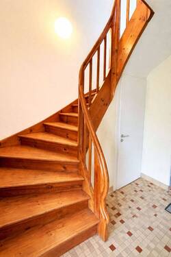 Holztreppe mit warmem Licht.jpg - 