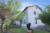 Helles Haus im idyllischen Garten.jpg - VIEL PLATZ & RUHIGE LAGE: ZWEIFAMILIENHAUS IN RÜCKERSDORF