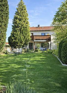 Hinterhof mit Nebengebäude und Garten.jpg - 