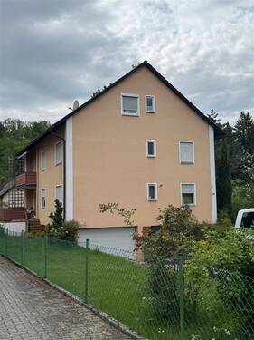 Vorderansicht seitlich - Weismain ** grossz. MFH in ruhiger Lage mit Doppelgarage und Garten