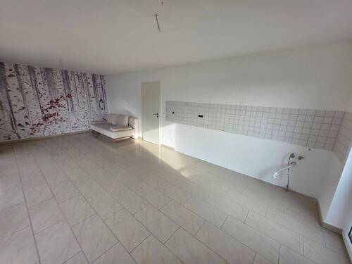Wohnzimmer mit offener Küche - 2 Zimmer Etagenwohnung in Rastatt