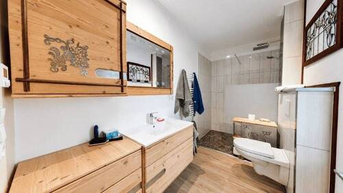 Helles, modernes Duschbad im EG - 