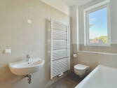Badezimmer - Top modernisierte 3-Zi.-Wohnung mit Tageslichtbad, Eichenparkett im Wohnzimmer sowie opt. Stellplatz