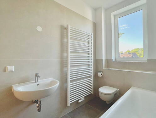 Badezimmer - Top modernisierte 3-Zi.-Wohnung mit Tageslichtbad, Eichenparkett im Wohnzimmer sowie opt. Stellplatz