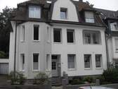 Hausansicht mit Eingangsbereich - Ruhige Singlewohnung mit Terrasse Nähe Stadtpark!