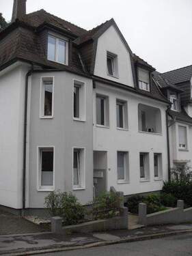 Hausansicht mit Eingangsbereich - 