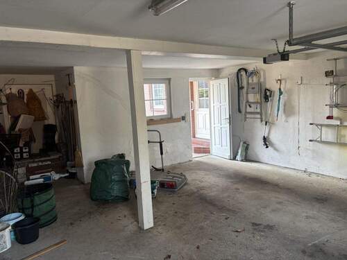 Garage mit Blick zum Hinterausgang - 