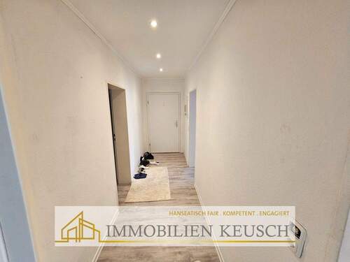 Zentraler Flur - 5 Zimmer Etagenwohnung zum Kaufen in Wilhelmshaven