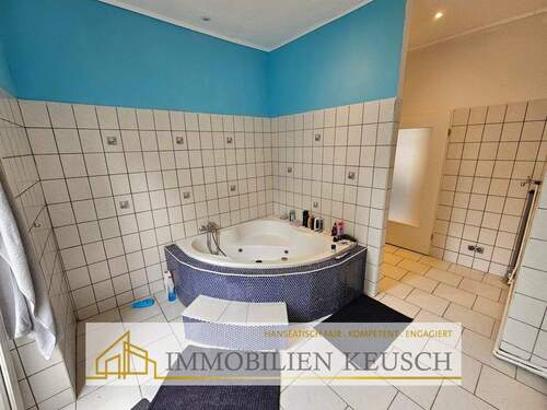 Bad Whirlpool - 5 Zimmer Etagenwohnung in Wilhelmshaven