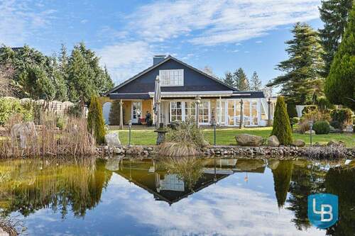 Blick aus dem Garten auf das Haus - Einzigartiges Wohnen auf weitläufigem Traumgrundstück - Exklusives Einfamilienhaus mit Schwimmteich