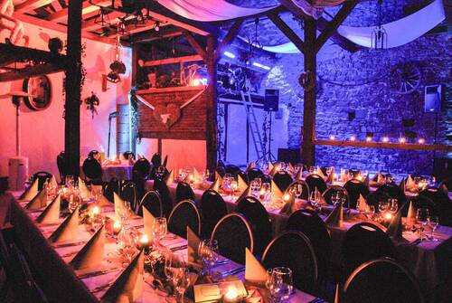 Eventscheune-Festivität bei Nacht - 