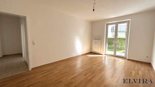 Wohnzimmer - 2 Zimmer Etagenwohnung in München