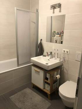 Ausschnitt Badezimmer - Etagenwohnung mit 50,90 m&sup2; in München zur Miete