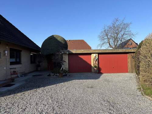 Auffahrt mit Garagen - Einfamilienhaus mit 170,80 m&sup2; in Wanderup zum Kaufen