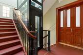 Treppenhaus mit Fahrstuhl - 