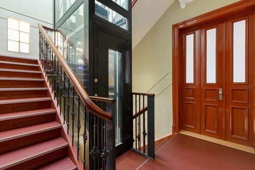 Treppenhaus mit Fahrstuhl - 