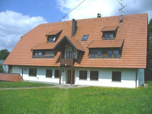 Haus Aussenansicht 2.JPG - 2 Zimmer Wohnung in Königsfeld - 500,00&nbsp;EUR Kaltmiete, ca.&nbsp; 71,00&nbsp;m&sup2;&nbsp;Wohnfl&auml;che