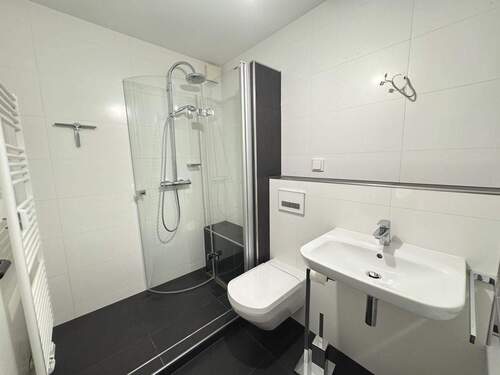 Bad mit Wanne und Dusche - 