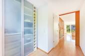 Eingang mit Garderobe - 