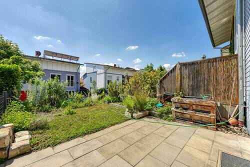 Terrasse nach Süd-Westen - +++ 1-Familien-Reihenmittelhaus - Süd-Garten - 5 m Hausbreite, komplett unterkellert - Hobbyraum - inkl. Einbauküche ...