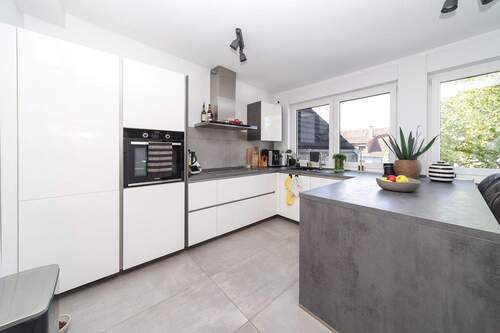 Küche - Hochwertige 3-Zimmer-Dachgeschosswohnung mit Balkon & Stellplatz in kernsaniertem 3-Familienhaus