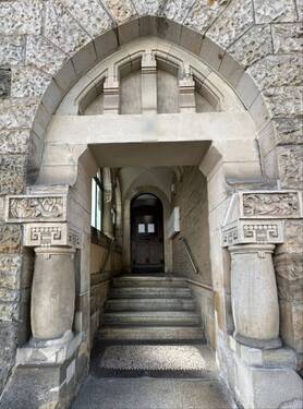 Hauseingang - 3 Zimmer Etagenwohnung zum Kaufen in Coburg