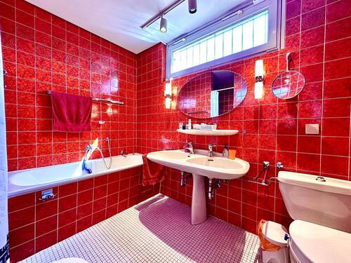 Badezimmer mit Badewanne und Dusche - 