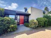 Fassade Vorne - Charmantes Split-Level-Reihenendhaus mit Spa-Bereich und Garage !