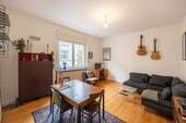 Wohnzimmer - Provisionsfrei! Charmante 2-Zimmer-Altbau-Wohnung (ca. 58 m2) mit Balkon in Toplage der Südweststadt