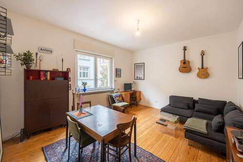Wohnzimmer - Provisionsfrei! Charmante 2-Zimmer-Altbau-Wohnung (ca. 58 m2) mit Balkon in Toplage der Südweststadt