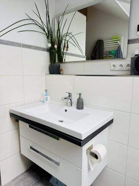 Modernes Bad - 3 Zimmer Etagenwohnung zur Miete in Kirchseeon