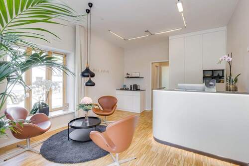 Vorderer Raum mit Theke und Einbauschränken - 2 Zimmer Gewerbeobjekt (Büro, Produktion, Verkauf) in München