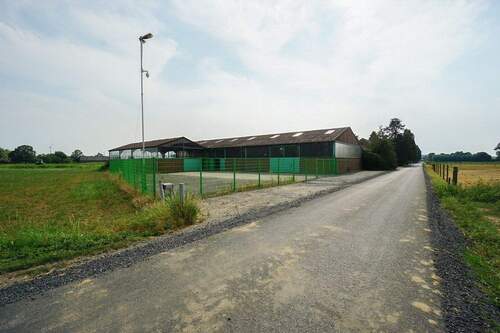 Frontansicht + Freifläche - Wachtendonk: Halle mit Freifläche sucht neuen Mieter