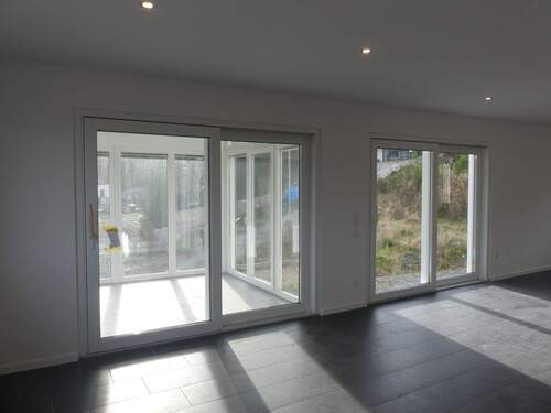 Wohnzimmer und Ausgang zum Wintergarten sowie Gartenbereich - 