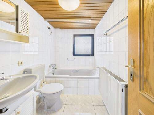 Badezimmer mit Badewanne DG - 