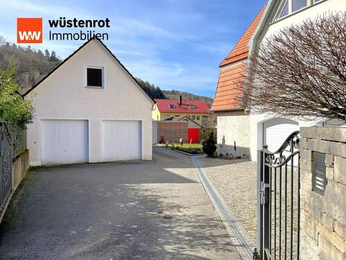 Zufahrt_rechts Wohnhaus_links Nebengebäude - Einfamilienhaus zum Kaufen in Offenhausen / Breitenbrunn