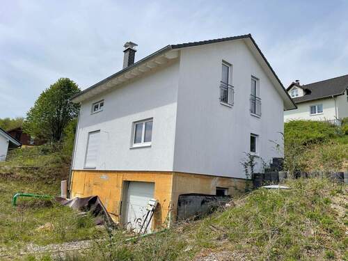 Frontansicht und Seitenansicht rechts - Zwangsversteigerungstermin, März 2026 - Einfamilienhaus mit Garage in 79739 Schwörstadt - Niederdossenbach