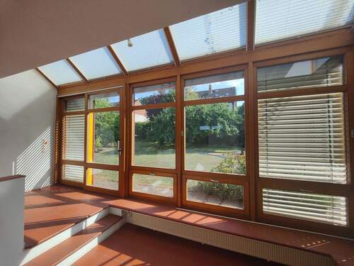 Blick in den Garten - 9 Zimmer Einfamilienhaus zum Kaufen in Ahorn