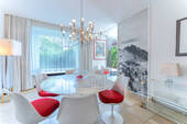 Esszimmer mit teils geschlossener Trennwand - 