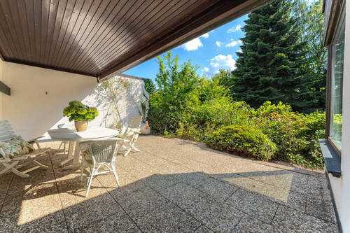 Blick auf die Terrasse mit Loggia vom Wohnzimmer - 