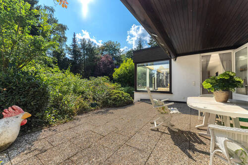 Terrasse mit Loggia und Stufen in den Garten - 