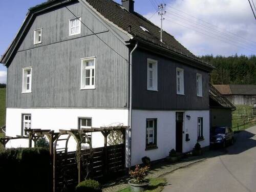Hausansicht - Naturliebhaber-Single, Gepflegte, 2-Zimmer-Etagenwohnung,Carport, sep.Gartenterrasse, ruhige, ländliche Wohnlage, Marienheide-Ortsteil,