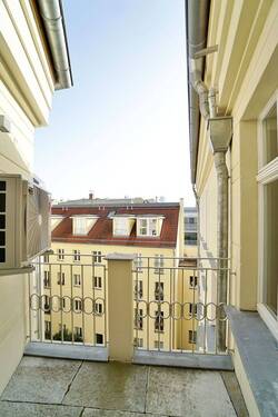 Balkon mit Blick zum Innenhof - 