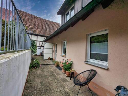 Zugang zum Eingang - Mehrfamilienhaus, Wohnhaus mit 183,00 m&sup2; in Roßtal zum Kaufen