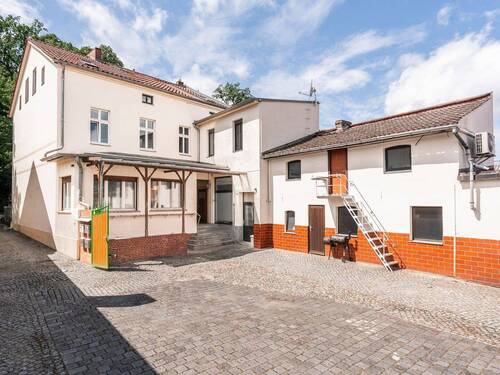Hausansicht mit Nebengelass - 7 Zimmer Einfamilienhaus in Potsdam
