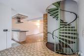 Die geschwungene Treppe ins OG - 