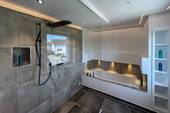Dusche und Badewanne ( 1.OG ) - 6 Zimmer Doppelhaushälfte in Bruckmühl