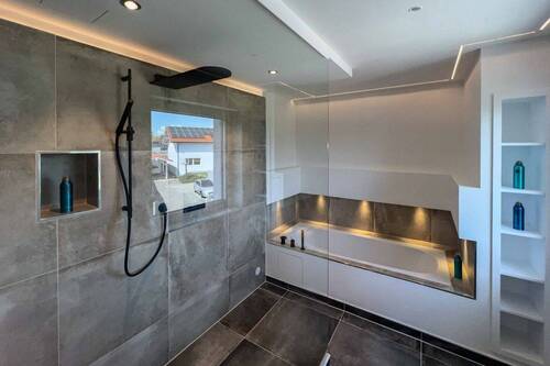 Dusche und Badewanne ( 1.OG ) - 6 Zimmer Doppelhaushälfte in Bruckmühl